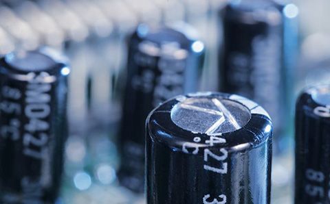 哪些材料會影響超級電容器的性能？